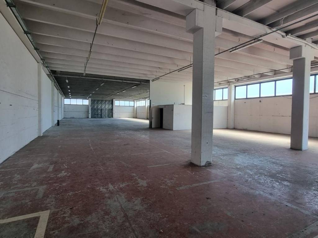 locale commerciale in affitto a Pontedera in zona Pardossi