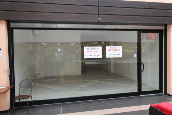 locale commerciale in affitto a Pontedera