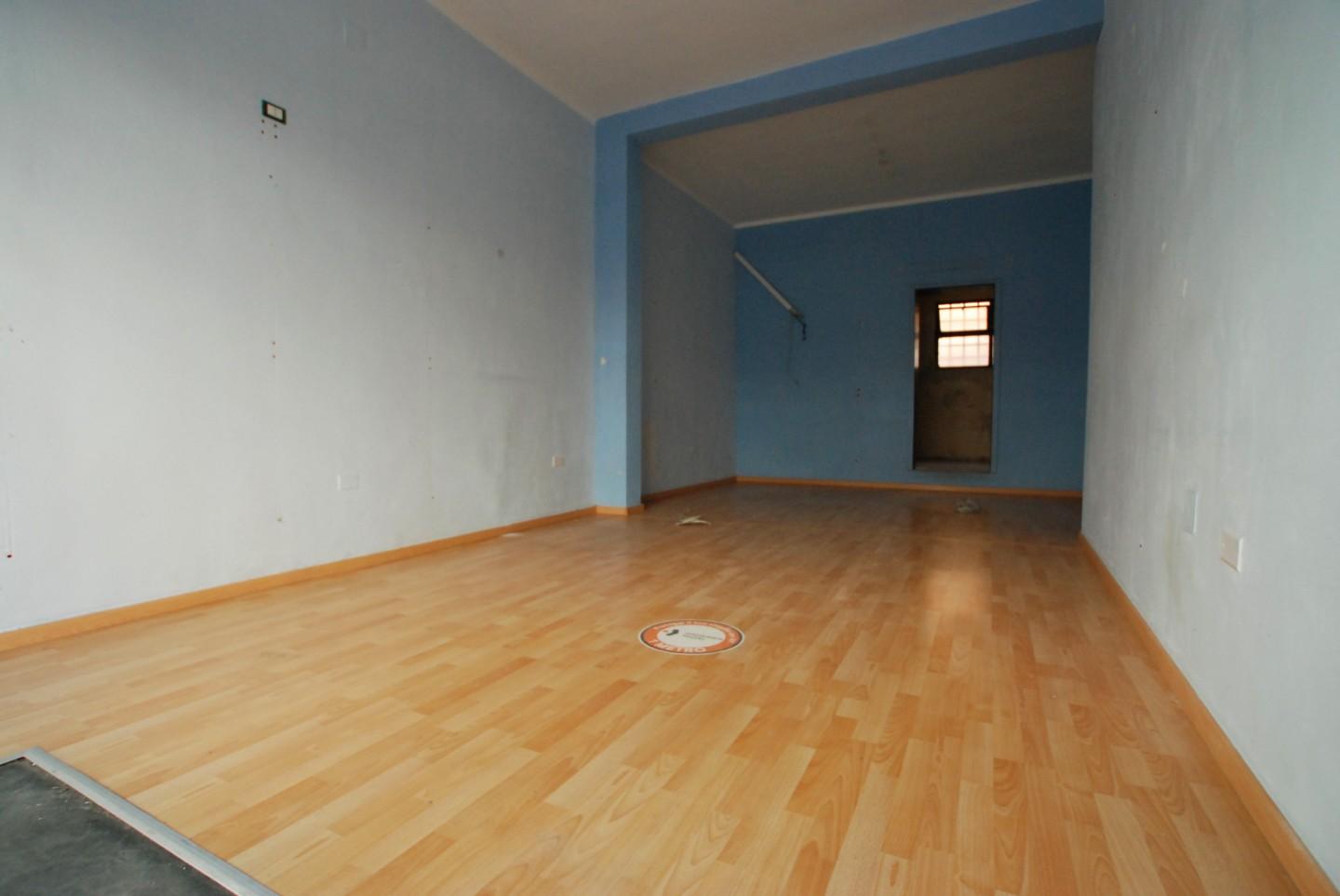 locale commerciale in affitto a Pontedera