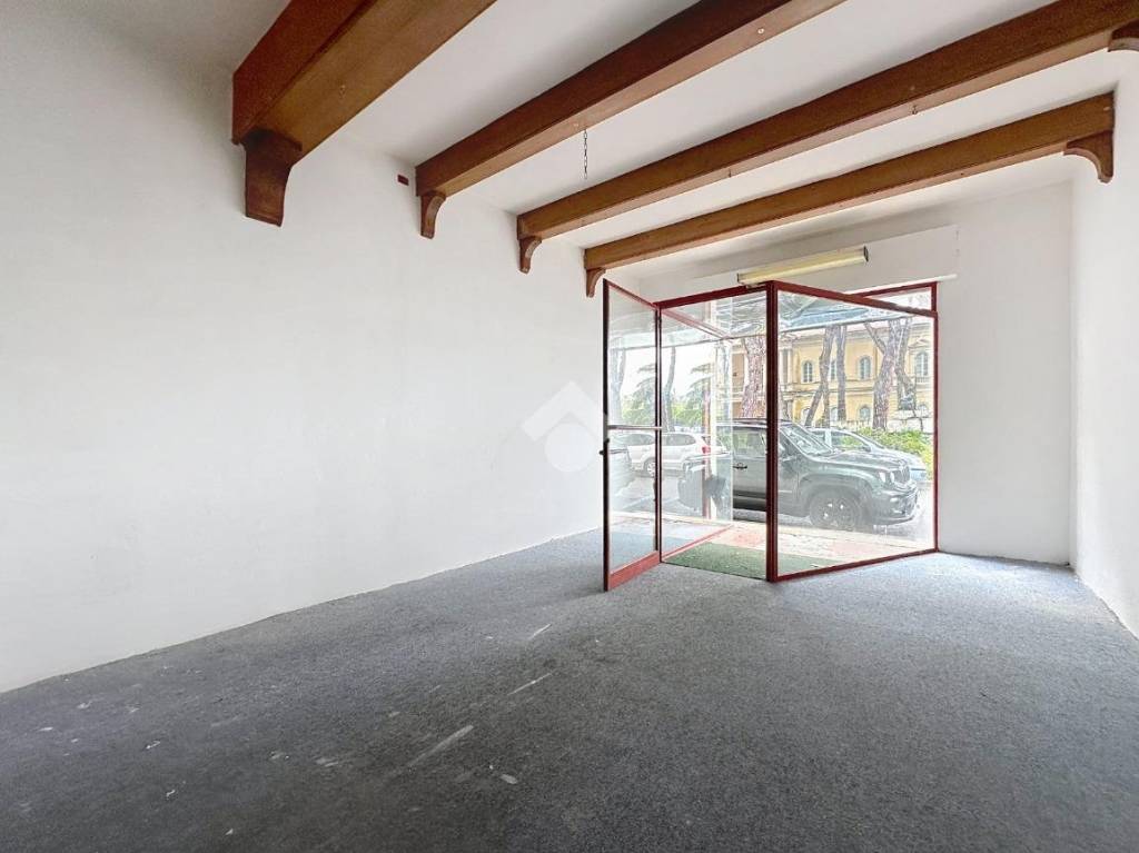 negozio in affitto a Pontedera