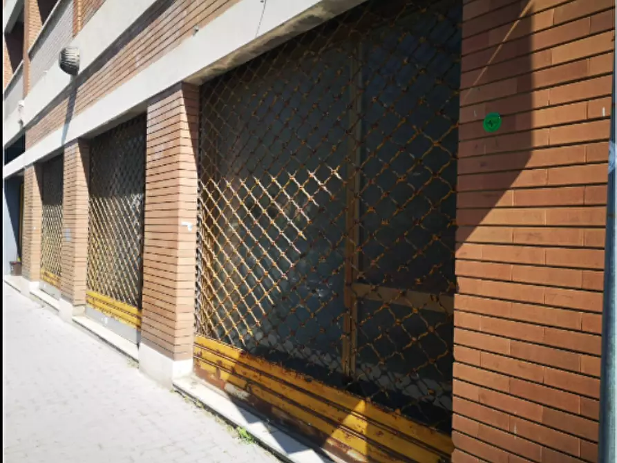 locale commerciale in affitto a Pontedera