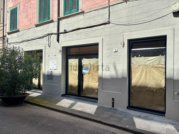 locale commerciale in affitto a Pontedera