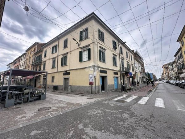 negozio in affitto a Pontedera