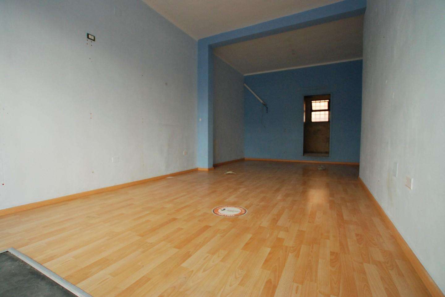 locale commerciale in affitto a Pontedera