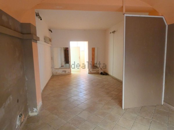 locale commerciale in affitto a Pontedera