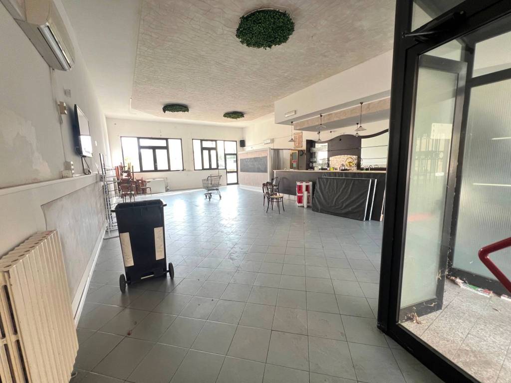 locale commerciale in affitto a Pontedera in zona Pietroconti
