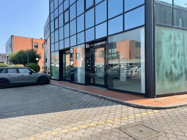 negozio in affitto a San Giuliano Terme in zona Ghezzano