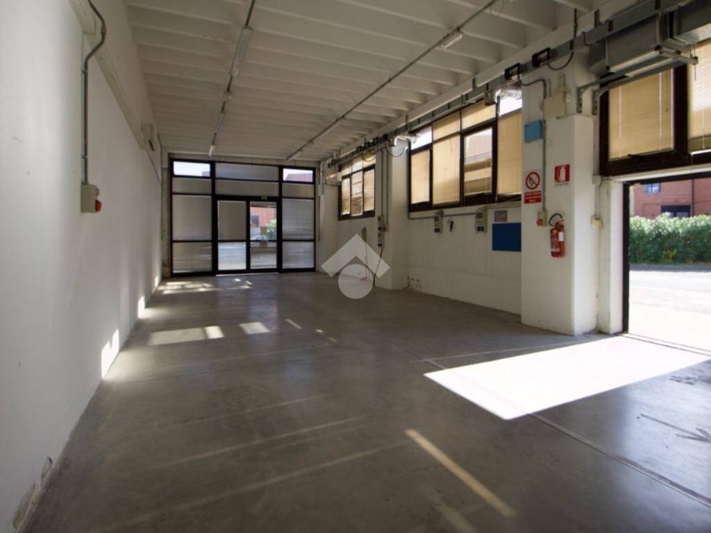 locale commerciale in affitto a San Giuliano Terme in zona Ghezzano