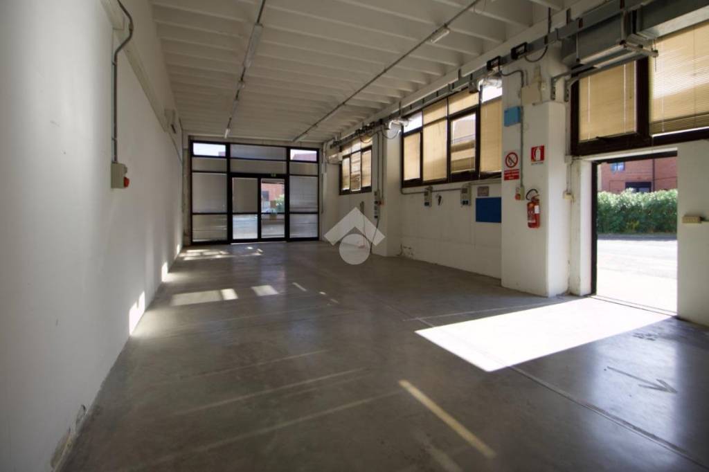 locale commerciale in affitto a San Giuliano Terme in zona Ghezzano