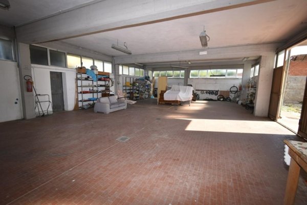 locale commerciale in affitto a San Giuliano Terme in zona Pontasserchio