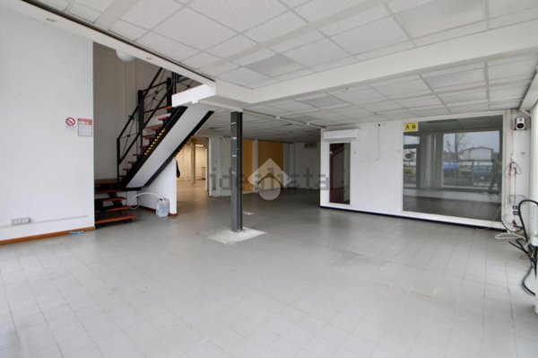 negozio in affitto a San Giuliano Terme in zona Ghezzano