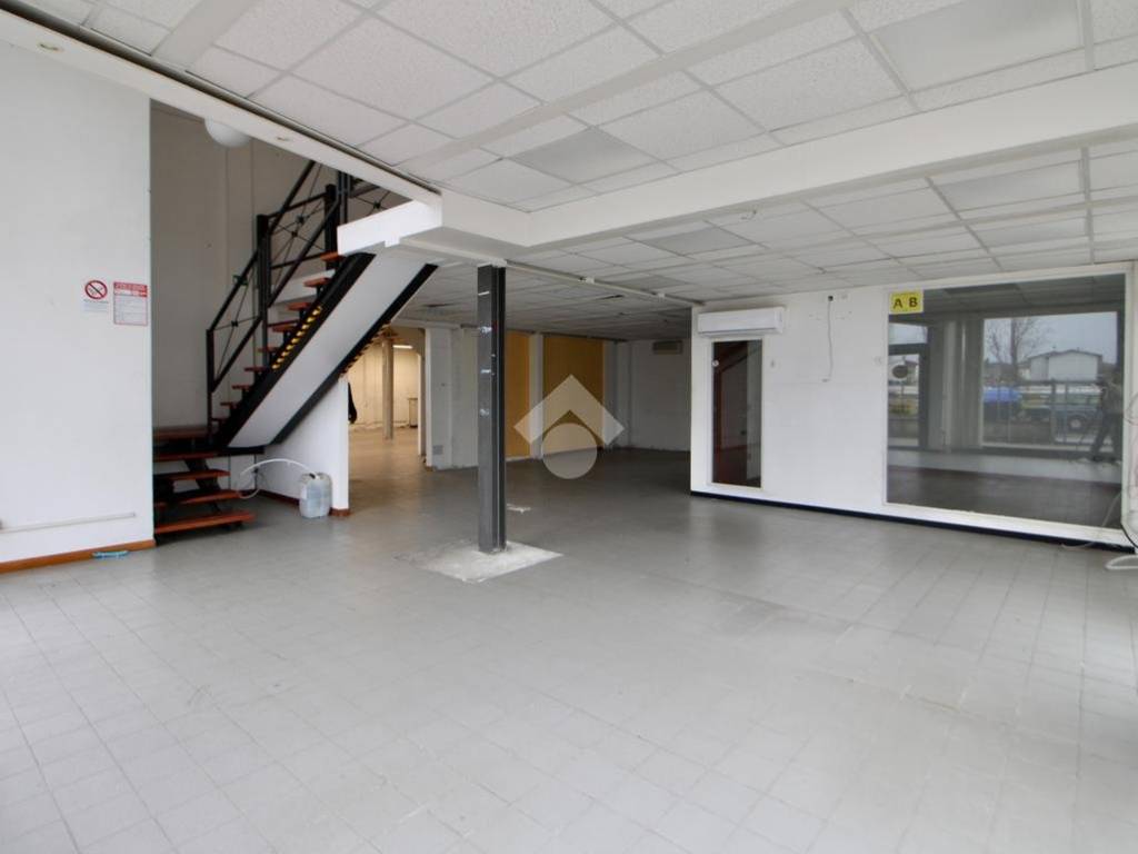 negozio in affitto a San Giuliano Terme in zona Ghezzano