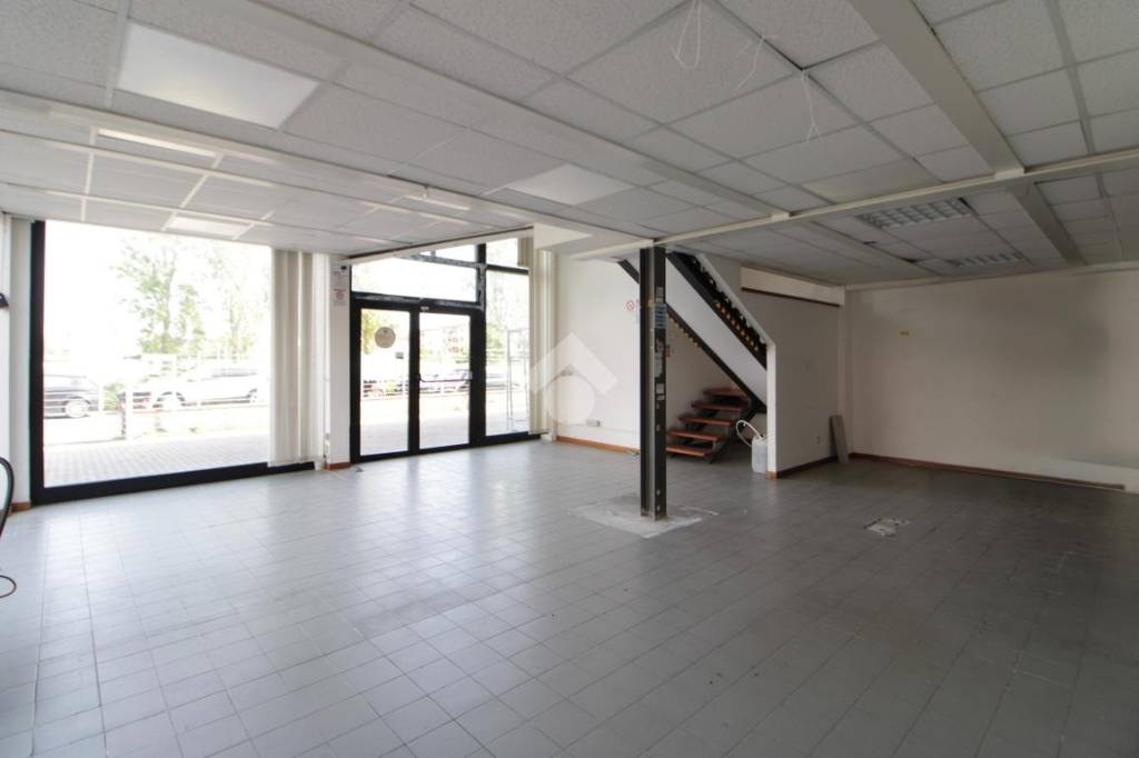 negozio in affitto a San Giuliano Terme in zona Ghezzano