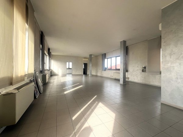 locale commerciale in affitto a San Giuliano Terme in zona Ghezzano