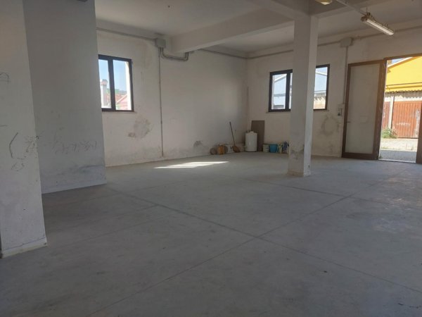 locale commerciale in affitto a Santa Croce sull'Arno