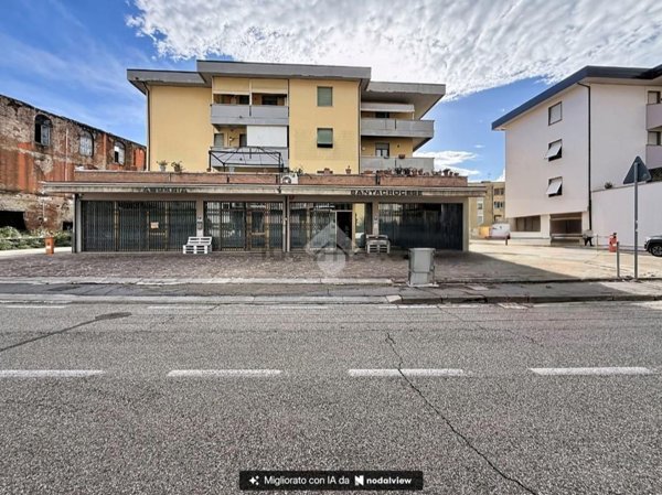 locale commerciale in affitto a Santa Croce sull'Arno