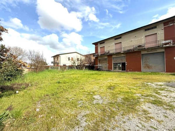 negozio in affitto a Santa Maria a Monte