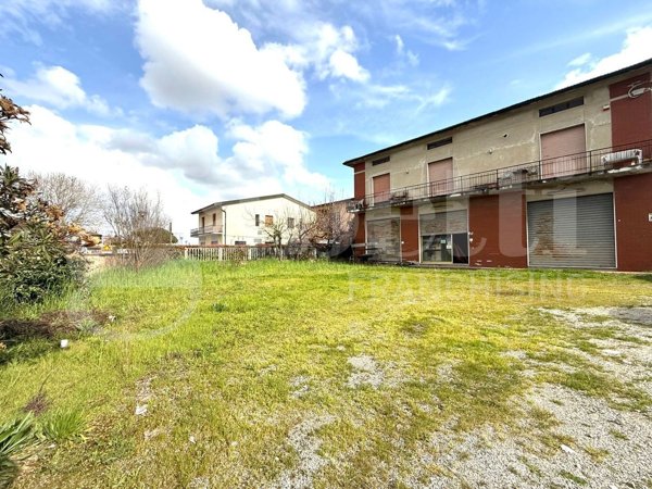 negozio in affitto a Santa Maria a Monte