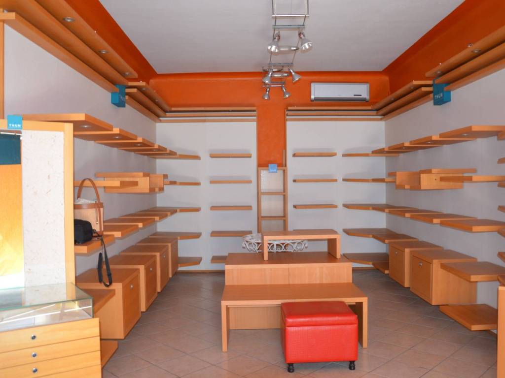 negozio in affitto a Vecchiano in zona Nodica