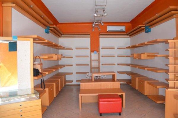 locale commerciale in affitto a Vecchiano