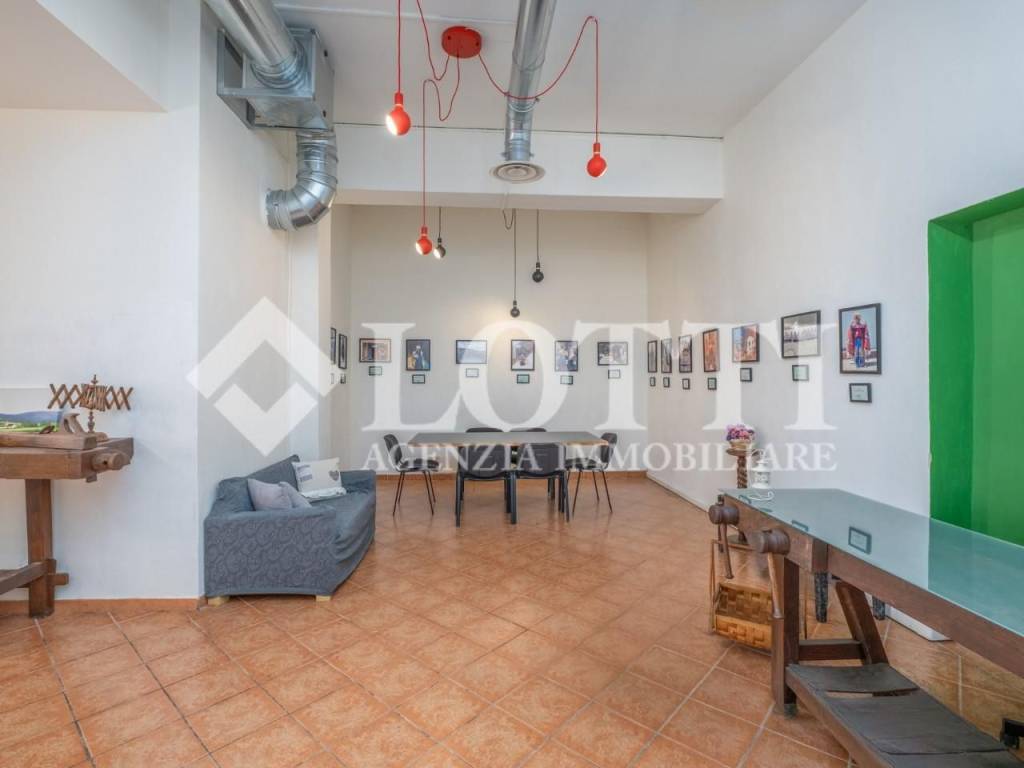 negozio in affitto a Vicopisano in zona San Giovanni alla Vena