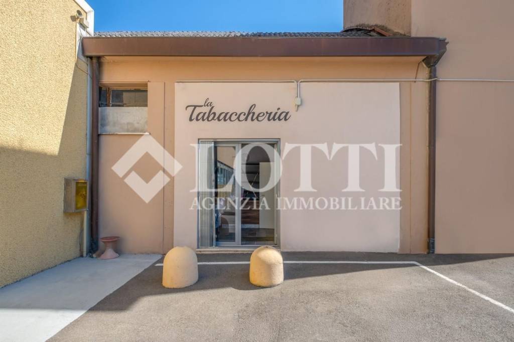 locale commerciale in affitto a Vicopisano in zona San Giovanni alla Vena