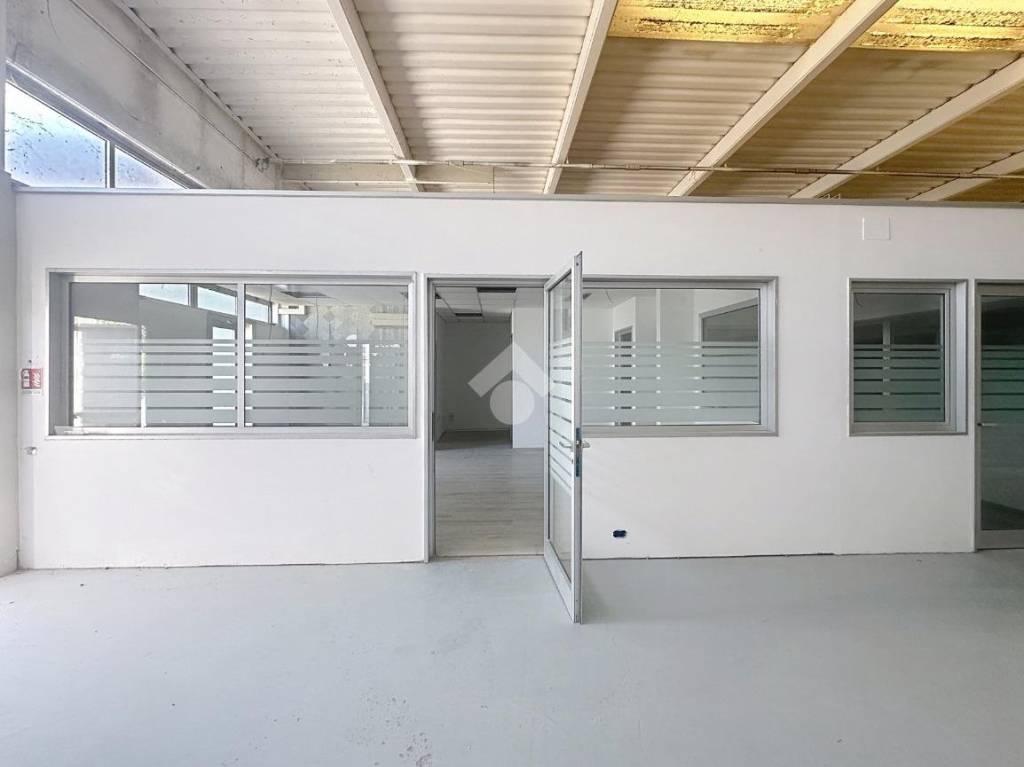 locale commerciale in affitto a Casciana Terme Lari in zona Perignano