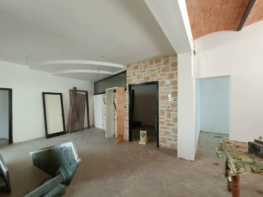 negozio in affitto a Crespina Lorenzana in zona Lorenzana