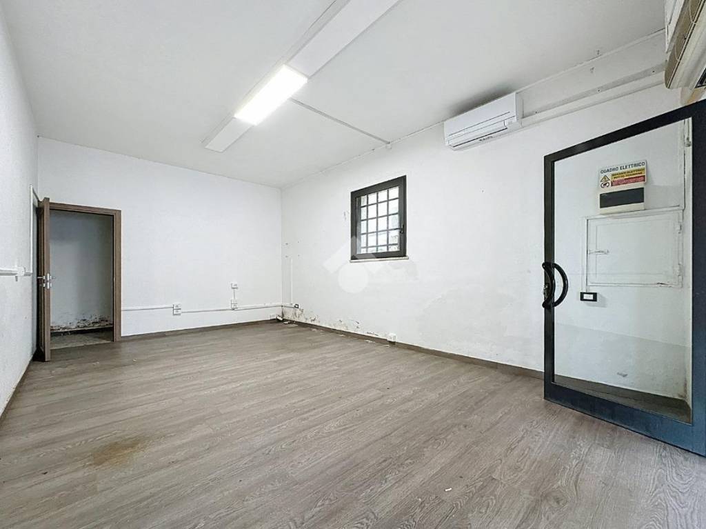 negozio in affitto a Crespina Lorenzana in zona Cenaia