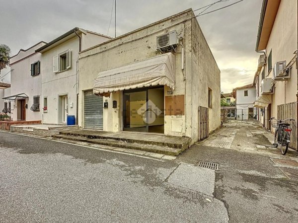 locale commerciale in affitto a Crespina Lorenzana in zona Cenaia