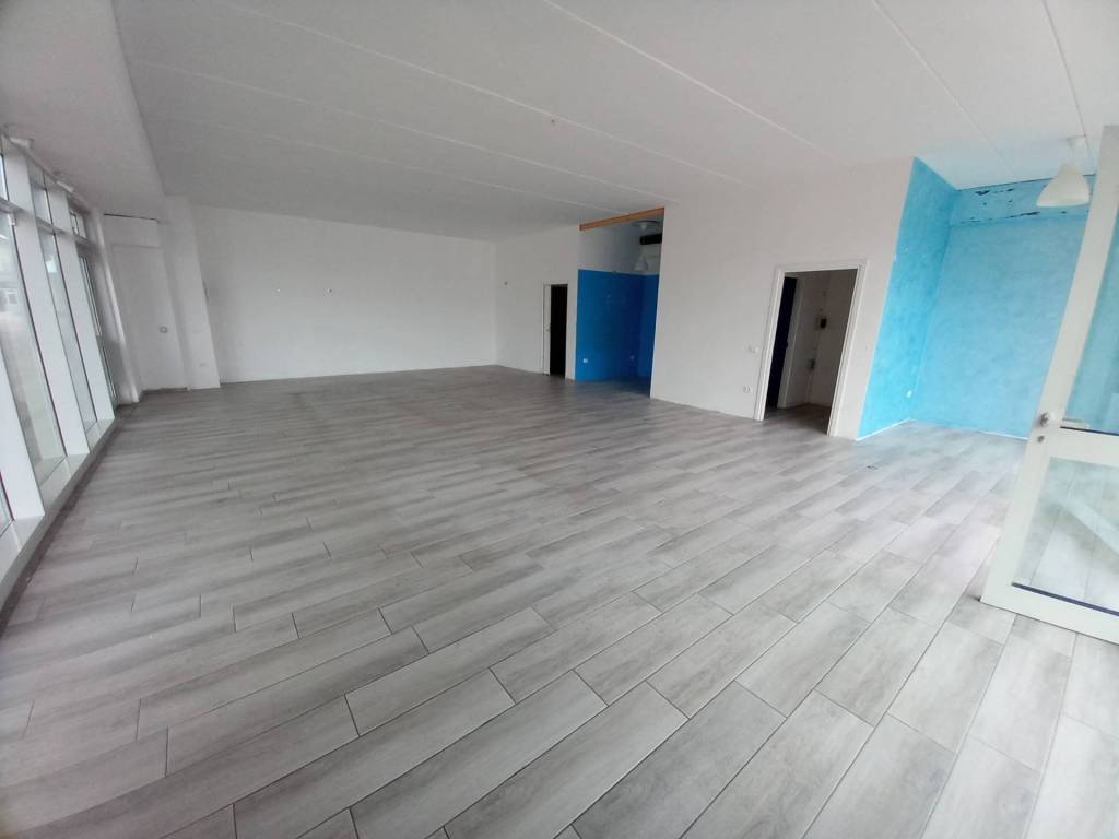 negozio in affitto a Crespina Lorenzana in zona Crespina