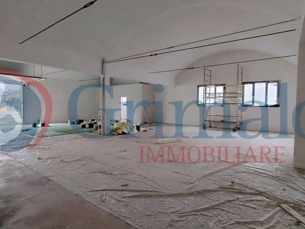 locale commerciale in affitto a Trecate