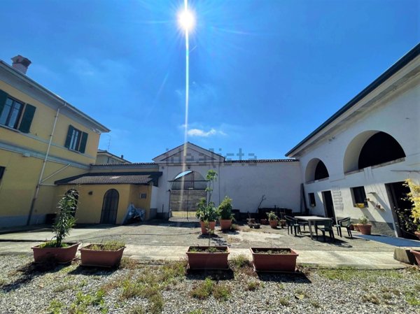 locale commerciale in affitto a Trecate