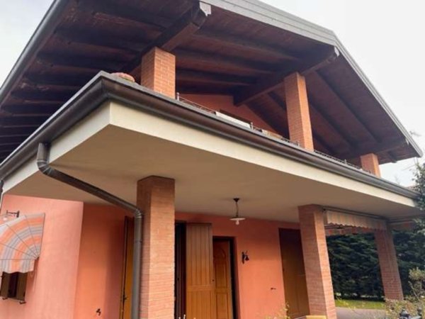 casa indipendente in affitto a Varallo Pombia