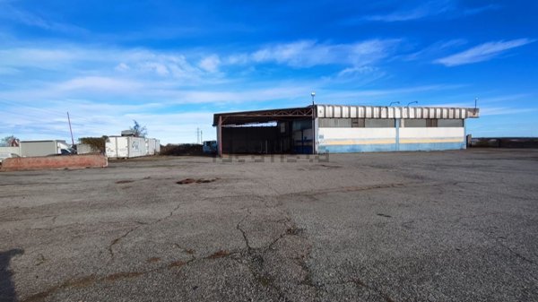 locale di sgombero in affitto a Vicolungo