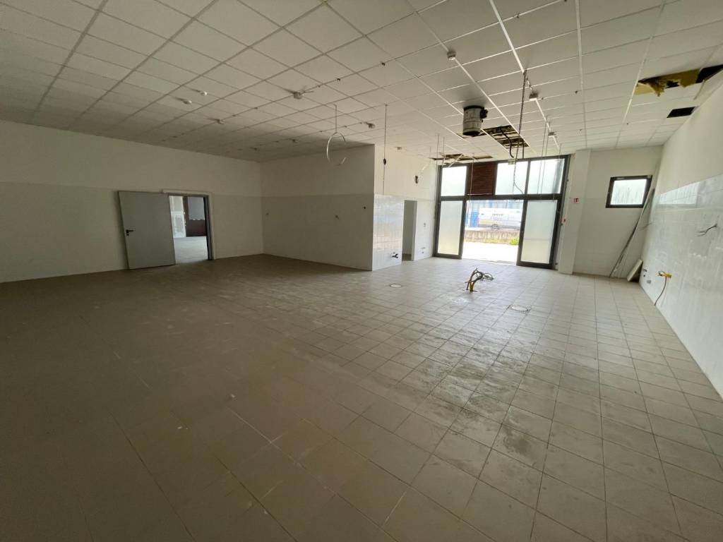 locale commerciale in affitto ad Arezzo in zona Fiorentina