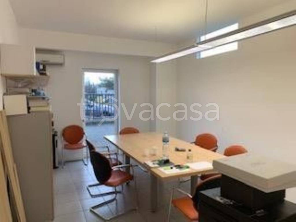 locale commerciale in affitto ad Arezzo in zona Quarata