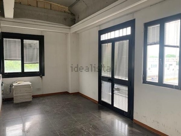 locale commerciale in affitto ad Arezzo in zona Ceciliano