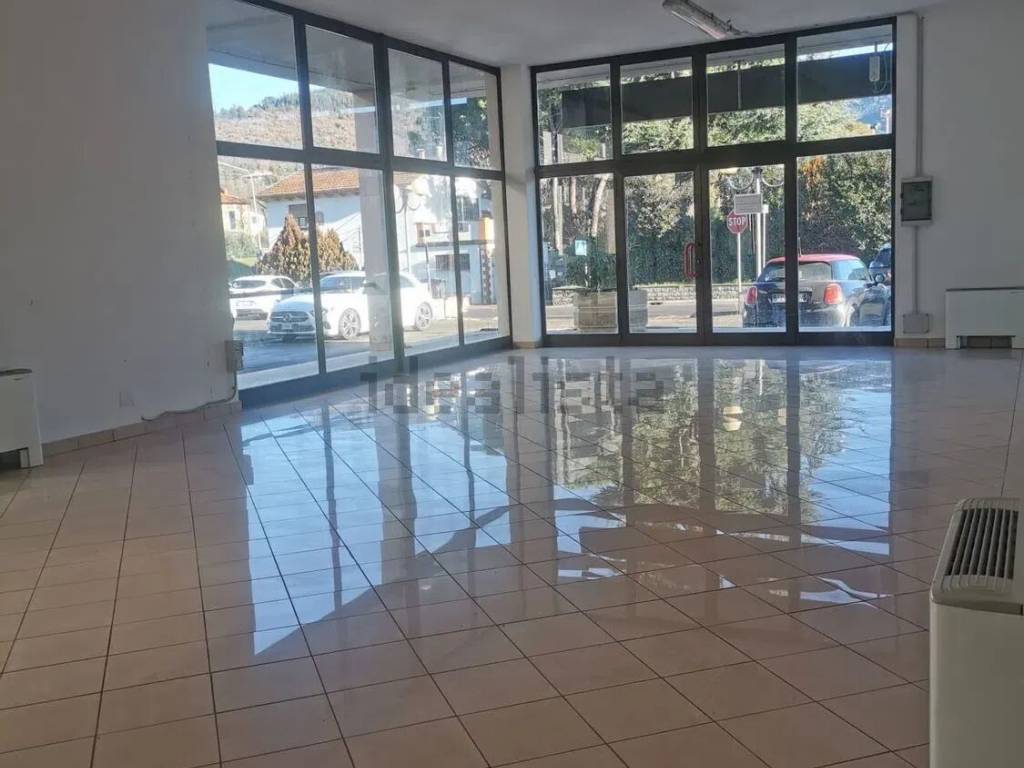 negozio in affitto ad Arezzo in zona Rigutino