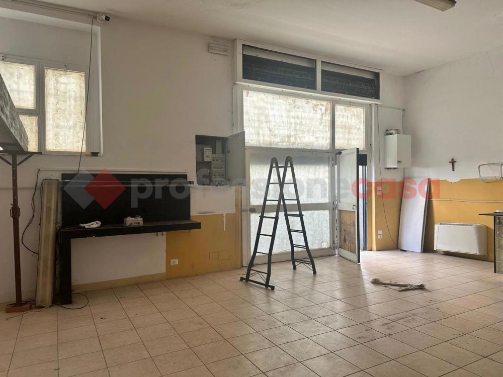 negozio in affitto ad Arezzo