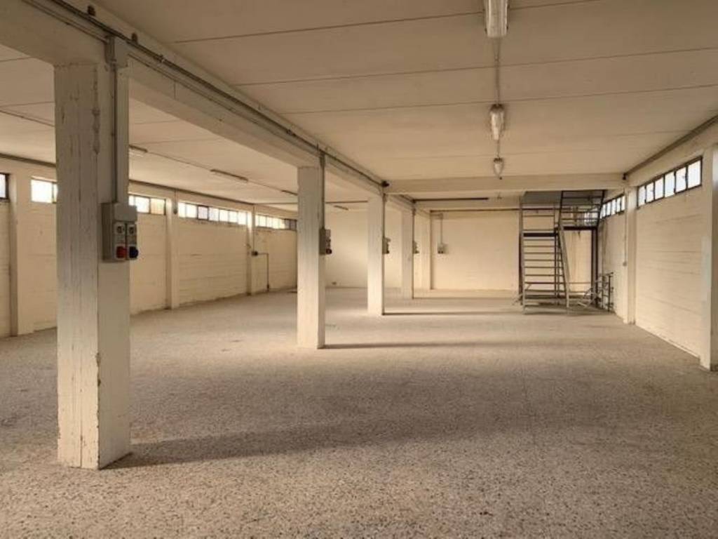 locale commerciale in affitto ad Arezzo in zona Fiorentina