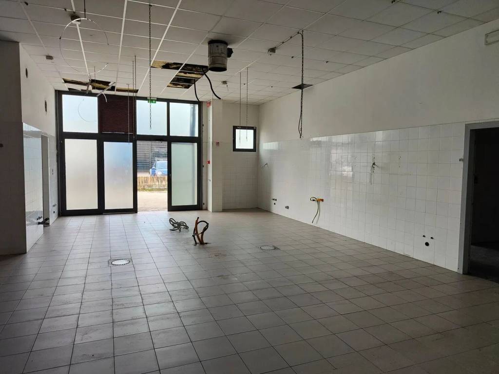 negozio in affitto ad Arezzo in zona Fiorentina
