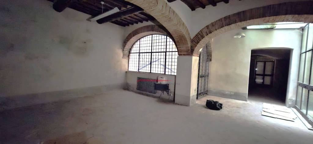 negozio in affitto ad Arezzo