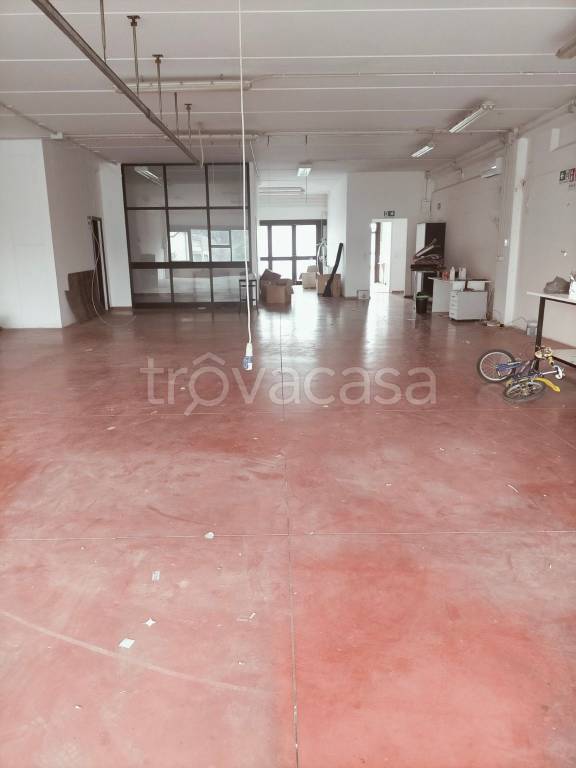 locale commerciale in affitto ad Arezzo in zona Pescaiola