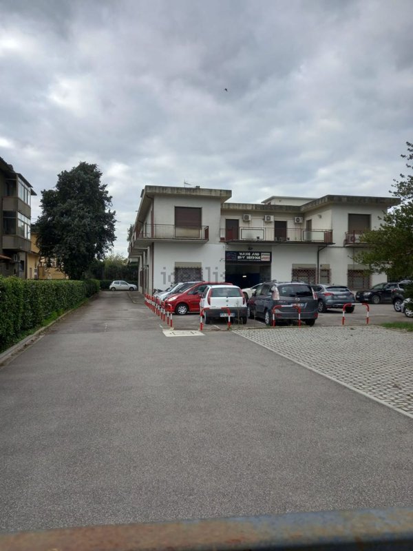 locale commerciale in affitto ad Arezzo in zona Fiorentina