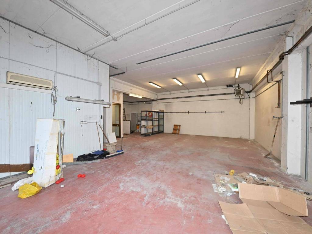 negozio in affitto ad Arezzo in zona Chiassa-Tregozzano