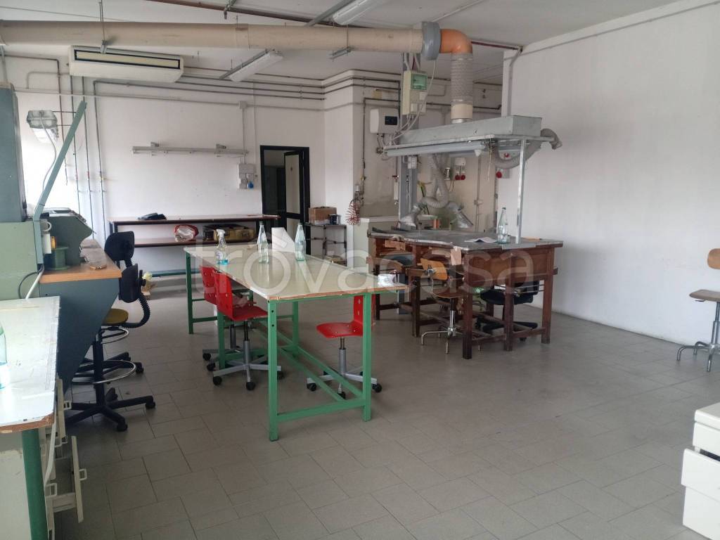 locale commerciale in affitto ad Arezzo in zona Pescaiola