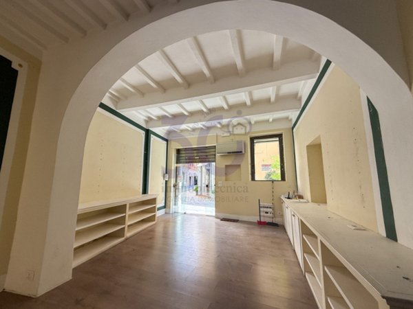 negozio in affitto ad Arezzo in zona Centro Città