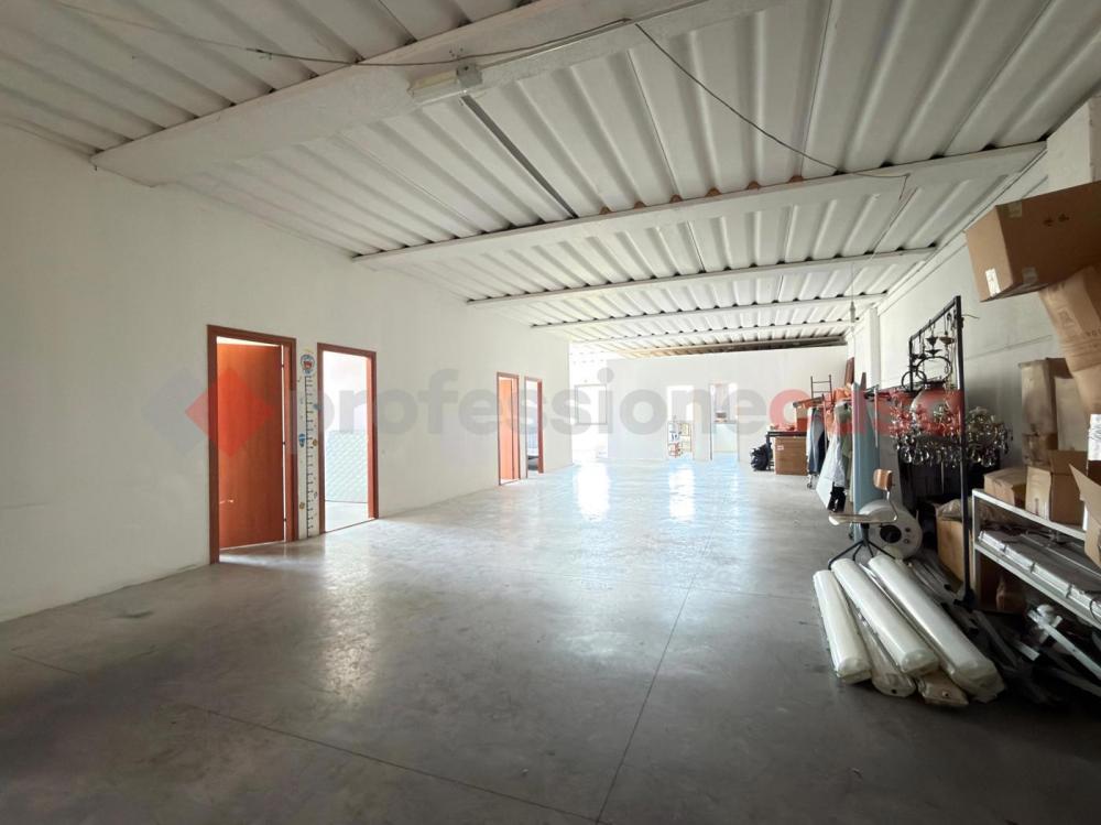locale commerciale in affitto ad Arezzo in zona Rigutino