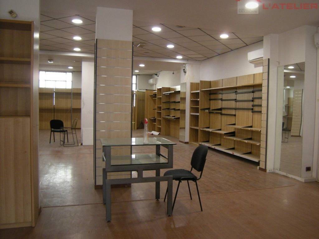 negozio in affitto ad Arezzo